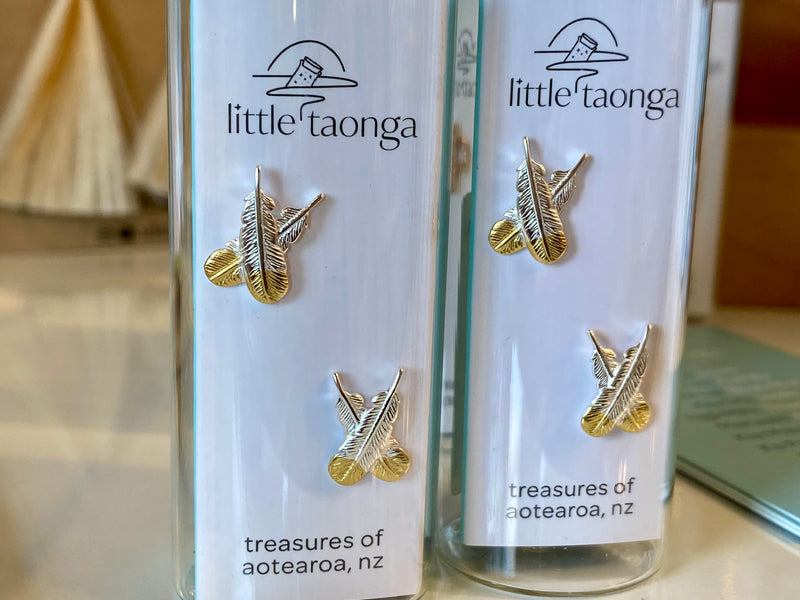 Little Taonga earrings - Crossed Huia Feathers