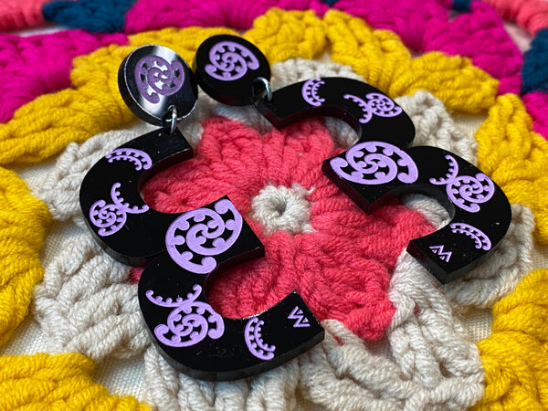 Miss Maia Kōtuitui earrings - black/lilac