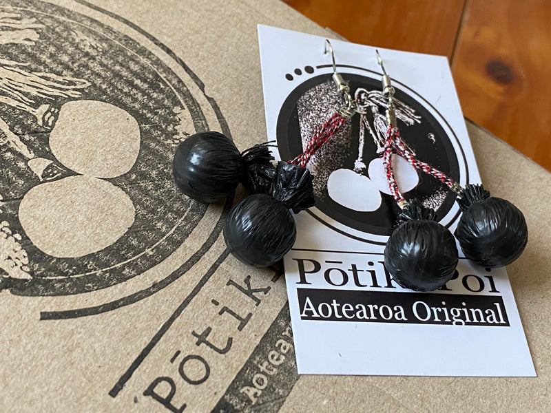 Miniature Poi earrings - black